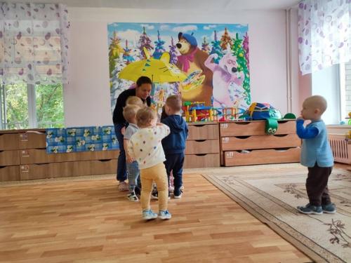 Малыши и гномики работу по адаптации к детскому саду продолжают. 01