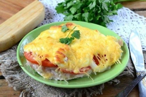 Запеченная куриная грудка в шубке под сыром. Запеченная куриная грудка в шубке под сыром.