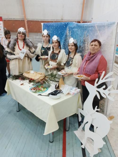 В Южноуральске прошёл фестиваль национальной кухни, участники которого пели, танцевали и угощали гостей различными национальными блюдами. 02