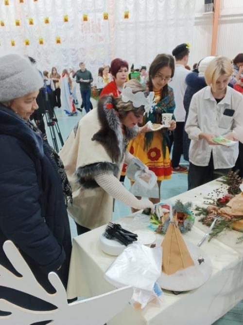 В Южноуральске прошёл фестиваль национальной кухни, участники которого пели, танцевали и угощали гостей различными национальными блюдами. 03