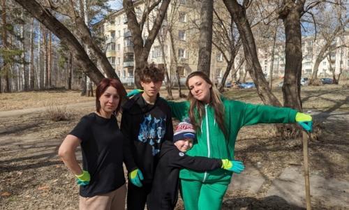 Субботник. В канун дня трудящихся сотрудники детского дома вместе с ребятами вышли на субботник. 02