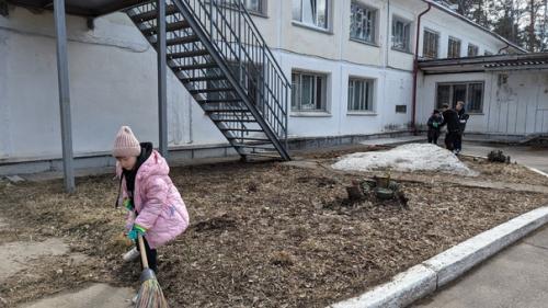 Субботник. В канун дня трудящихся сотрудники детского дома вместе с ребятами вышли на субботник. 04