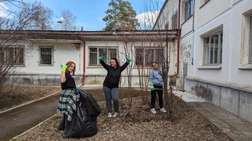 Субботник. В канун дня трудящихся сотрудники детского дома вместе с ребятами вышли на субботник. 05