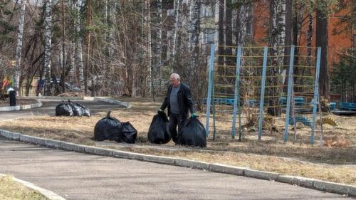 Субботник. В канун дня трудящихся сотрудники детского дома вместе с ребятами вышли на субботник. 07