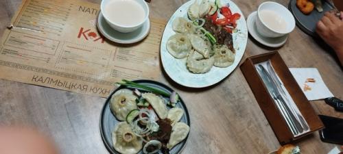 Красивые закатывы, степи, пересохшие реки, буддисткие замки и соленый зеленый чай. 01