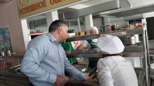 Лично проверил, как организовано питание учеников в лицее. 02