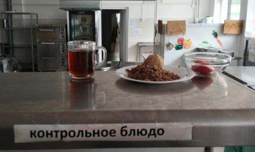 Лично проверил, как организовано питание учеников в лицее. 03