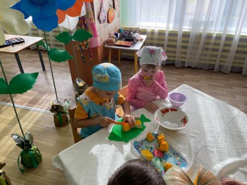 В рамках недели Здорового Питания в разновозрастной и старшей группе прошли интересные мероприятия. 01