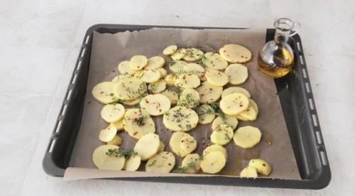 Рыба с картошкой в духовке с душистыми травами наполнит ваш дом ароматами Средиземноморья, напоминающими об отдыхе в Италии, Греции или Испании. 05