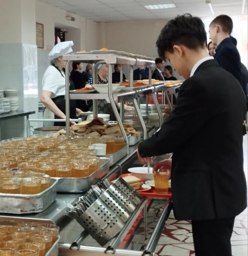 В рамках реализации программы Разговор о Правильном Питании в гимназии проводятся беседы и лекции с детьми и с работниками столовой. 01