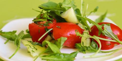 Как правильно сочетать продукты в салатах для получения низкокалорийных блюд. Низкокалорийные салаты для похудения из простых продуктов: рецепты