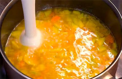 Можно ли использовать консервированную курицу для приготовления диетического суп-пюре с курицей. Нежный куриный суп-пюре со сливками, кабачком и яйцом