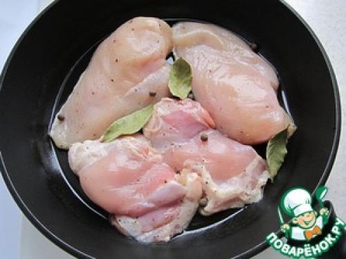 Можно ли использовать отварную куриную грудку без кожи для приготовления салатов. Куриное мясо для салатов