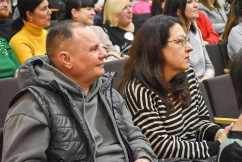 В городской школе номер 4 состоялось общешкольное собрание с родителями учеников начальных классов. 06