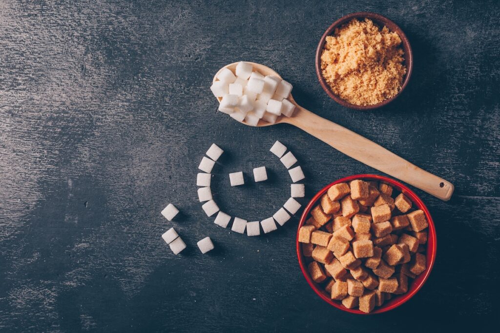 Сахар: враг или друг, и нужен ли он нашему организму 1 white sugar emoji bowls with spoon flat lay
