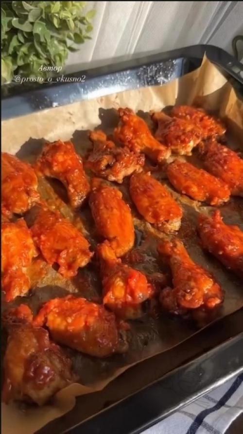 Сочные куриные крылышки барбекю с золотистой корочкой и запеченным картофелем. 01 Сочные куриные крылышки барбекю с золотистой корочкой и запеченным картофелем. 01