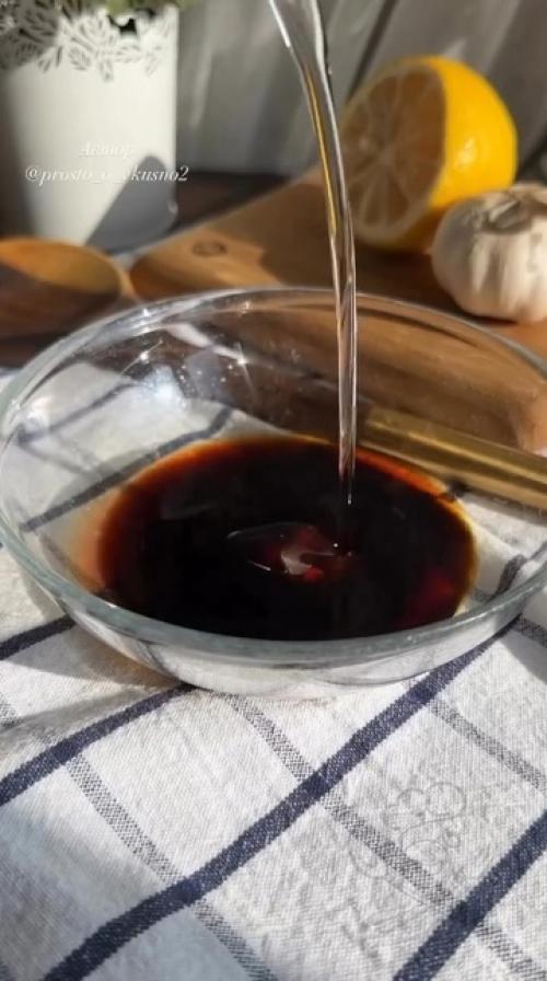 Сочные куриные крылышки барбекю с золотистой корочкой и запеченным картофелем. Сочные куриные крылышки барбекю с золотистой корочкой и запеченным картофелем.