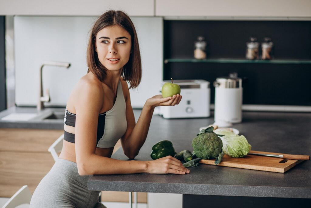 Эксперт предупредил об опасности строгих диет 1 sporty woman with apple kitchen