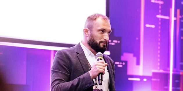 Александр выступает на 404fest с докладом о психическом здоровье