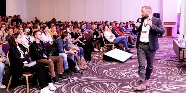 Александр выступает на 404fest с докладом о психическом здоровье